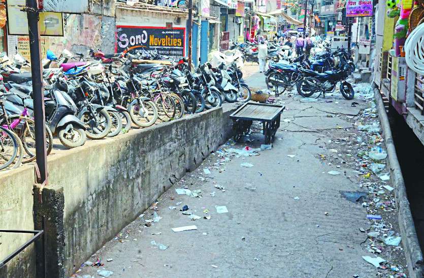 illegal parking राजधानी के आधे कॉम्पलेक्स व होटलों में केवल नाम की पार्किंग, कार्रवाई के बजाए नोटिस की कुल्फी थमा रहे अफसर