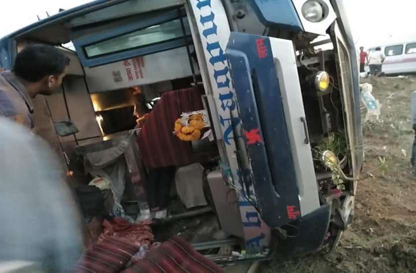 overturned bus बस पलटी, यात्री घायल