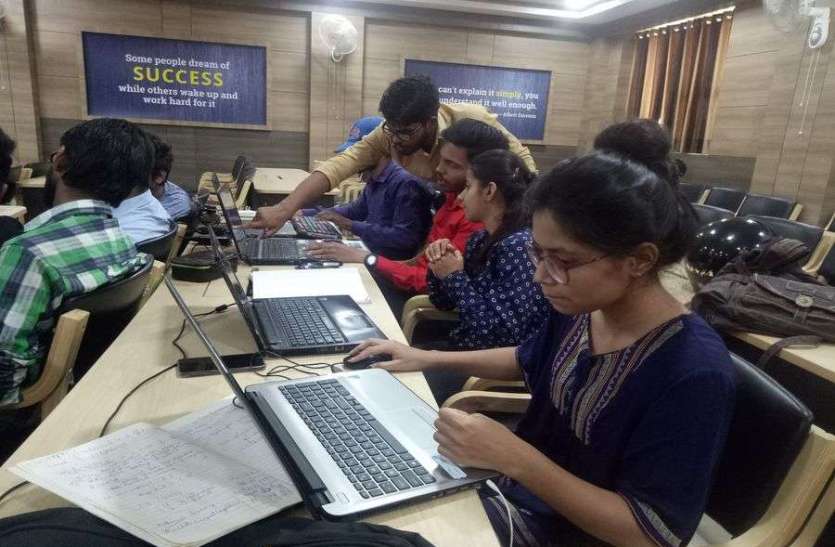 service डाकघर में इंटरनेट की समस्या, धीमी गति से हो रहा काम
