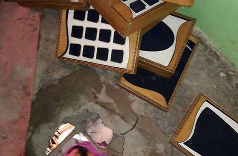 Make a hole in the wall and steal in jewellwery, arrest in delhi jail दीवार में सुराख बनाकर चुराते हैं करोड़ों का सोना चांदी, दिल्ली की जेल से पकड़ा