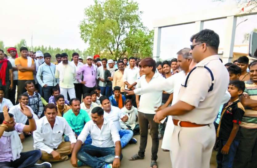 Farmers sitting on road locking मंडी गेट पर तालाबंदी कर सडक़ पर बैठे किसान