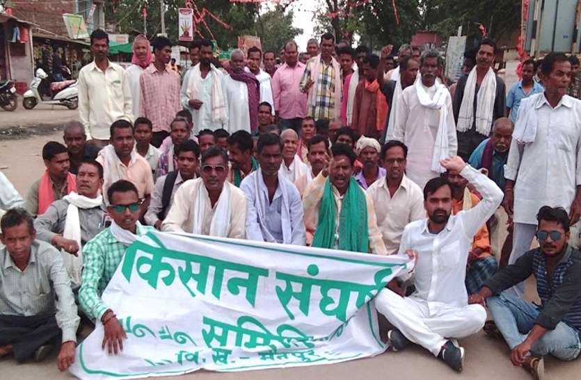 CG News फसल बीमा को लेकर भड़के किसानों ने किया अनोखा प्रदर्शन, सरकार को दी श्रद्धांजलि