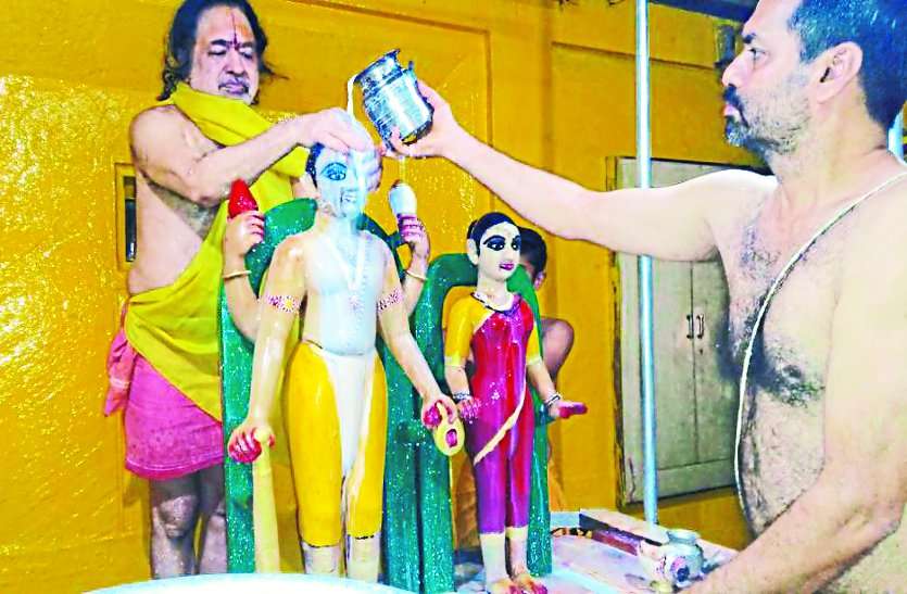 laxminarayan temple ठंडाई से हुआ भगवान का अभिषेक, आधे शरीर पर हुए महाकाल के दर्शन