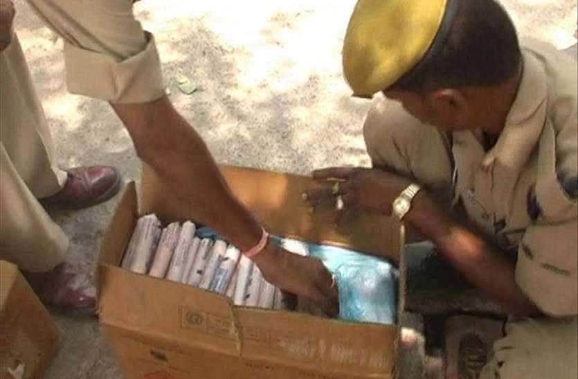 mahoba पुलिस के मिली बड़ी सफलता, विस्फोटक सामग्री सहित आल्टो कार बरामद, दो आरोपी गिरफ्तार