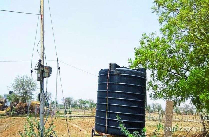 तारनपुर गांव में एक साल से खराब ट्रांसफार्मर।सूखी टंकी। एक साल से ट्रांसफार्मर ठीक हुआ न 11 केवी विद्युत लाइन ही बिछा पाए,मुख्य सचिव के आदेश बेअसर