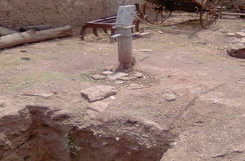 भीषण गर्मी में बून्द बून्द पानी को तरस रहे नगरवासी प्रशासन की बड़ी लापरवाही से इस पूरे क्षेत्र की एक बड़ी आबादी को नहीं मिल रहा पीने का पानी