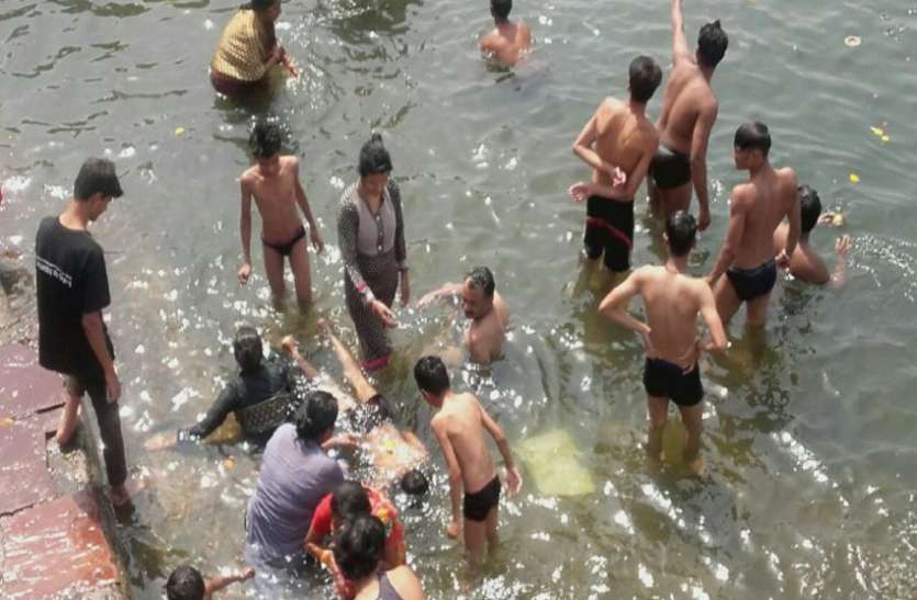 ganga dusshera: 6 people drown in narmada नर्मदा में नहाने आए 6 लोग डूबे, 3 को नाविकों ने गहरे पानी से निकाला, मच गया कोहराम, देखें वीडियो