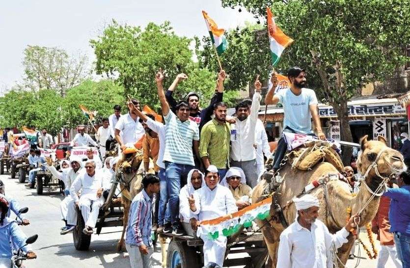 protest against petrol diesel price hike in jhunjhunu पेट्रोल-डीजल की बढ़ी कीमतों के विरोध में प्रदर्शन, ऊंटगाड़ी पर निकाली रैली