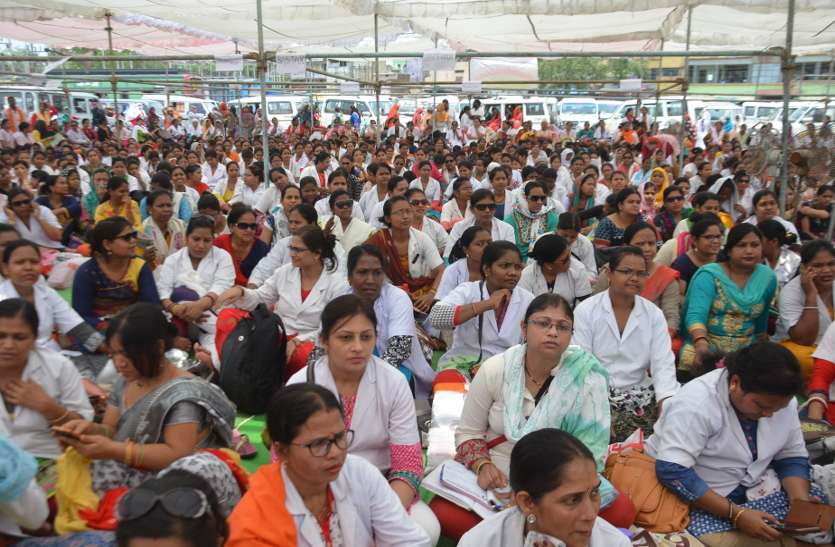 latest nurses strike news सरकार की चेतावनी के बाद भी नर्सों की हड़ताल जारी, मरीजों की हालत बिगड़ी
