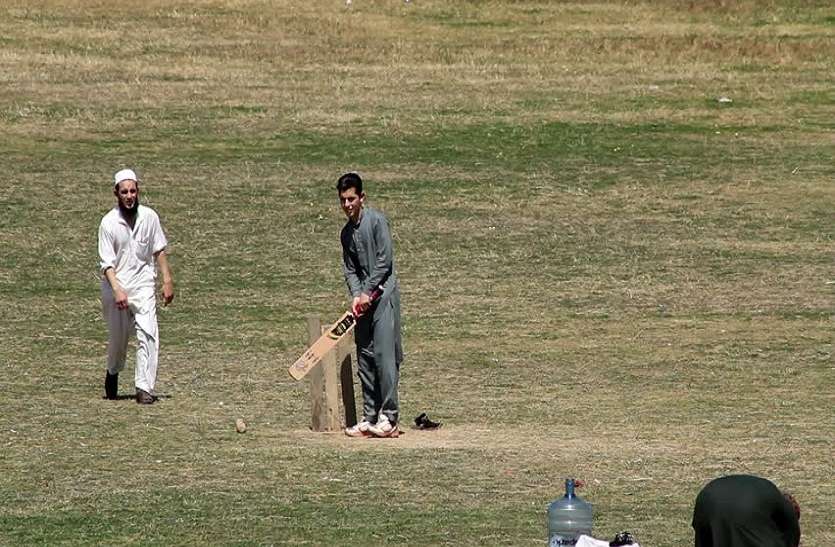 Pakistan पाकिस्तान के इस गली क्रिकेट विवाद में ICC को बनना पड़ा अंपायर, वीडियो देख हो जाएंगे लोटपोट