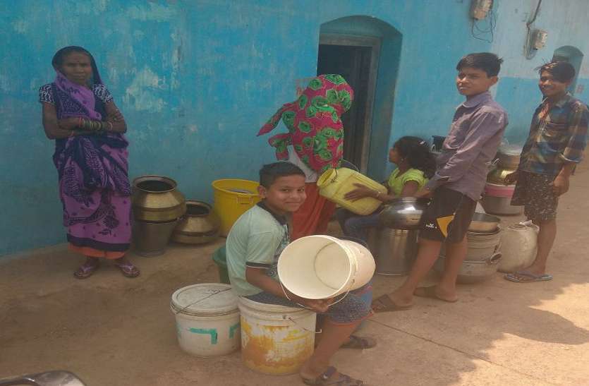 ग्राम पंचायत ओड़ेकेरा का मामलाहैंडपंप पिछले तीन माह से खराब तीन माह से हैंडपंप खराब, पानी के लिए तरस रहे लोग