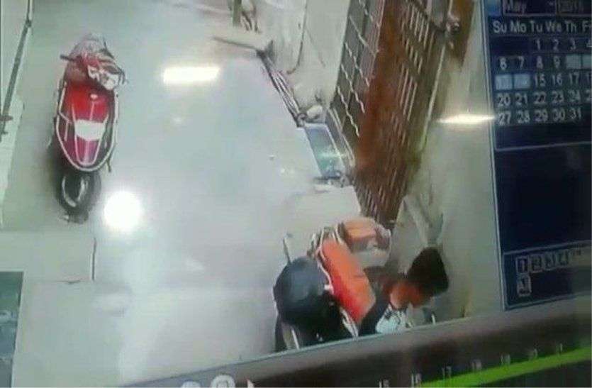 patrika video : यह क्या...महंगा हुआ तो उज्जैन में बाइक से चोरी होने लगा पेट्रोल