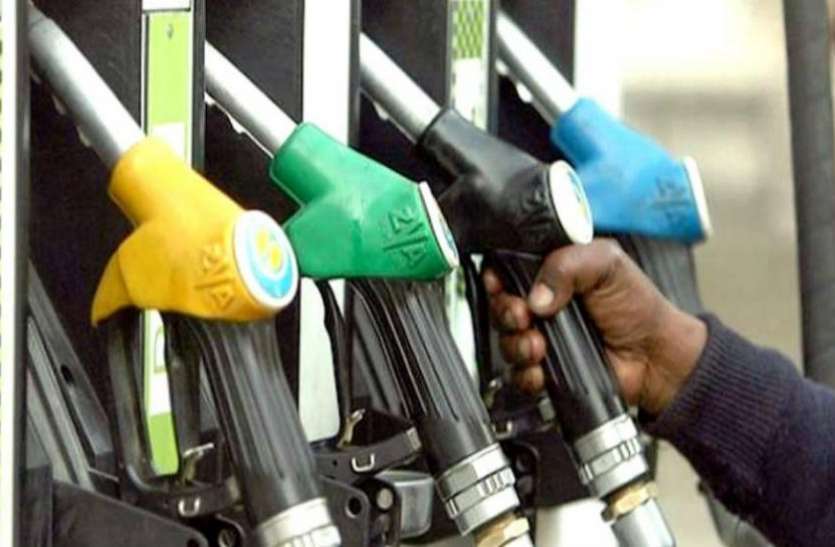 Petrol देश में जादुर्इ आंकड़े को छूती पेट्रोल आैर डीजल की जोड़ी, जानिये देश में किस तरह से लगी है कीमतों में आग