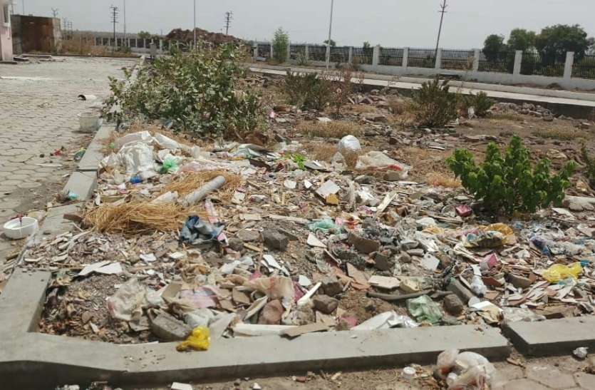 Garbage हर माह 800 रुपए लेने के बाद भी मेंटेनेंस नहीं