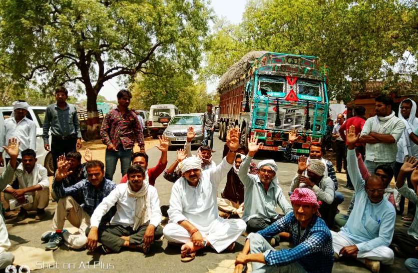 Farmers Protest Hoshangabad Madhya Pradesh India News चने की तुलाई नहीं होने से नाराज किसानों