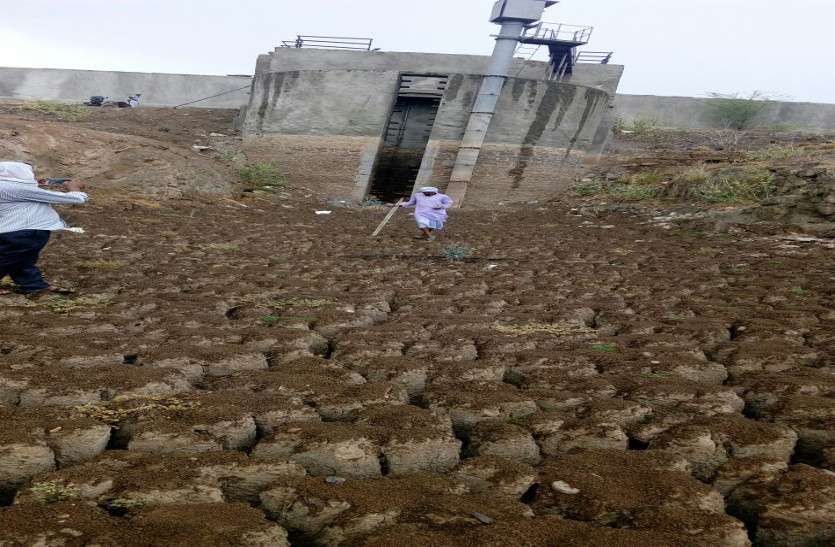 dam भूजल स्तर गिरा, बांध सूखे, हैंडपंप भी हो गए नाकारा