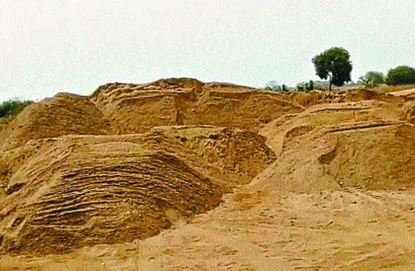 villagers surgical strikes in sand mine ग्रामीणों ने रेत खदान में देर रात की सर्जिकल स्ट्राइक, मच गया हंगामा