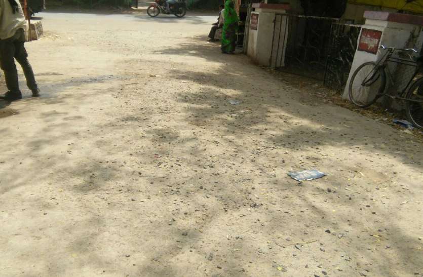 raisen, raisen news, raisen patrika, patrika news, patrika bhopal, road, nagar nigam, दो महीने में ही उखडऩे लगी सीसी रोड
