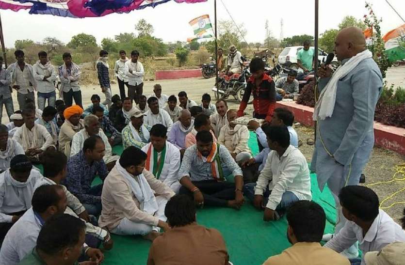 patrika पेट्रोलियम पदार्थों के बढ़ते दामों के विरोध में सड़को पर उतरी कांग्रेस