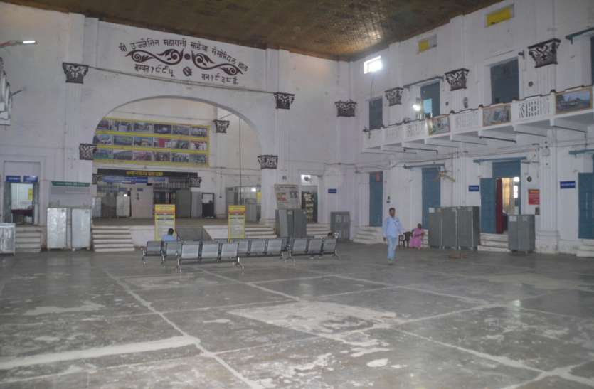 rewa सीएम की सभा में भीड़ लेकर गए निगम के अधिकारी, दफ्तर में सन्नाटा, भटकते रहे फरियादी