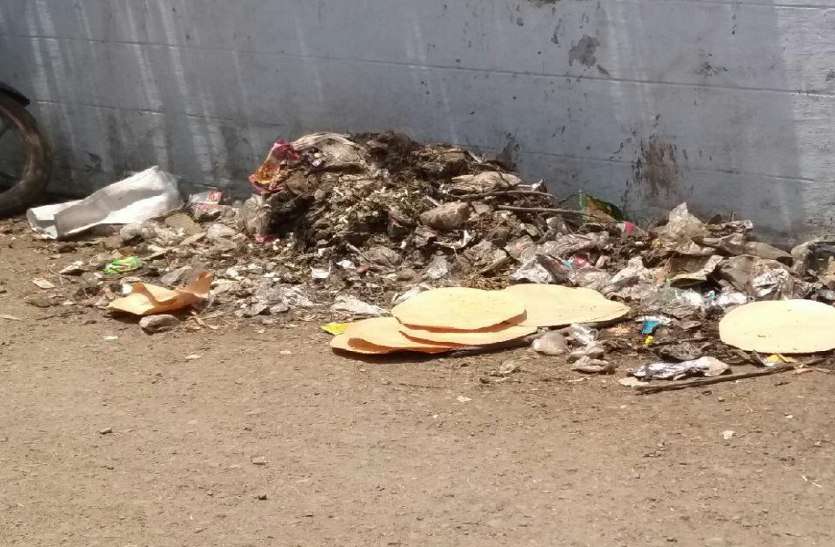 cleam india, swacch village, sehore news, sehore patrika, patrika bhopal, bhopal mp, सफाई नहीं होने से फूटा गुस्सा, पंचायत के सामने लगाया गंदगी का ढेर