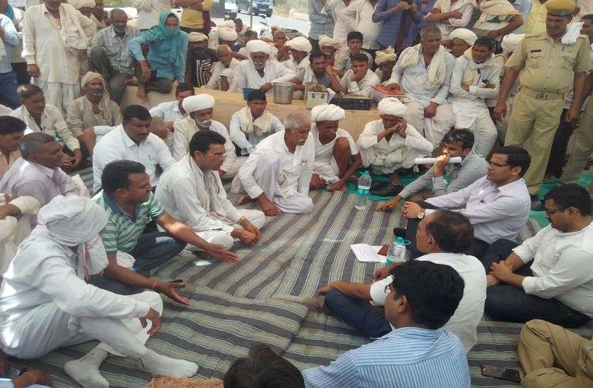 Sariska : update farmer movement in sariska रेस्ट हाउस में वार्ता को नहीं पहुंचे किसान, प्रशासन धरना स्थल पर आया तो भी नहीं बनी बात