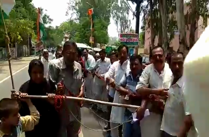 bijnor पेट्रोल-डीजल के दाम से देश में मचा हाहाकार, सरकार का फौरी राहत से इनकार, रस्सी से गाड़ी खींचते हुए पहुंची कांग्रेस