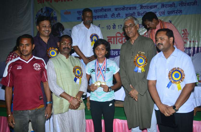 Shiksha Dubey सरगुजा की नन्हीं जलपरि शिक्षा ने भिलाई में मचाया धमाल, अब नेशनल स्वीमिंग में दिखाएगी दम