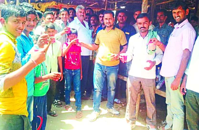 Employees Association protested with drink Syrup कर्मचारी संगठन ने शरबत पिला जताया विरोध