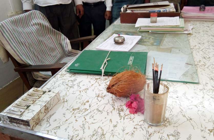 sikar यहां लोगों ने जिंदा अधिकारियों के ही चढ़ा दिए फूल, नारियल और जला दी इनके नाम की अगरबत्ती