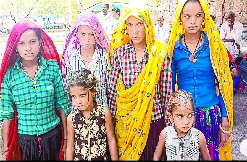 कलक्ट्रेट पर प्रदर्शन करते ग्रामीण। दाने-दाने को मोहताज बेटियां ,मां की मौत के बाद भरण पोषण में आ रही परेशानी
