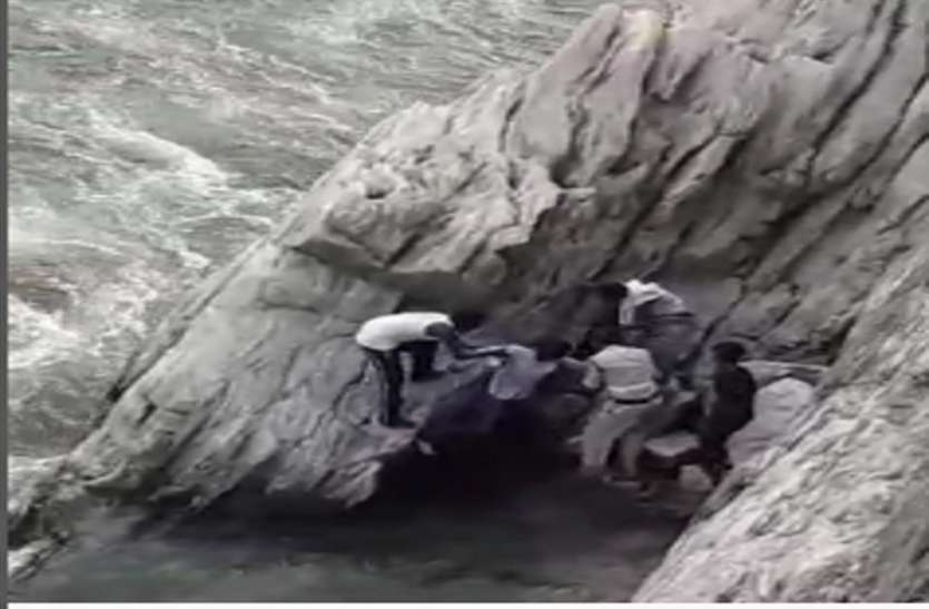 suscide attempt live video of bheraghat दौड़ते हुए आई युवती और नर्मदा में लगा दी छलांग, देखें लाइव वीडियो
