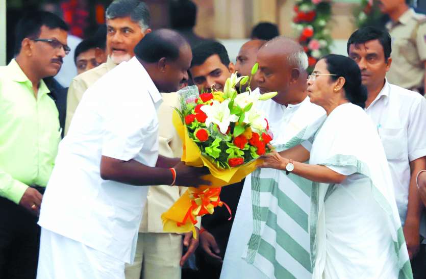 devegowda 22 साल बाद देवेगौड़ा फिर बने भाजपा विरोधी गठजोड़ की धुरी