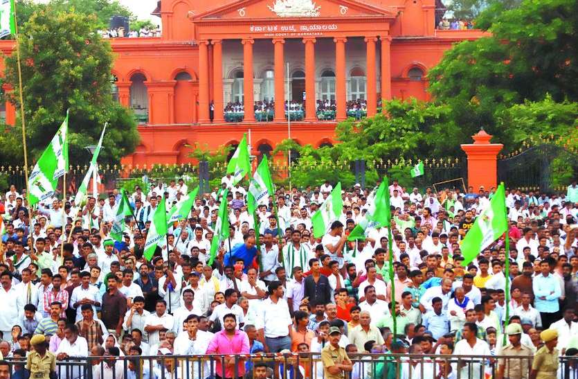 karnataka सड़कें अटी कांग्रेस और जद (ध) के झंडों से
