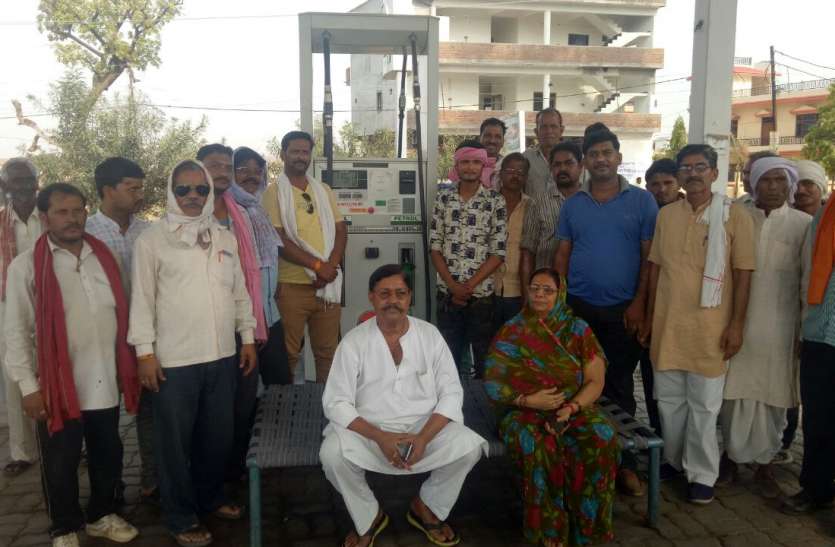 MLA जब विधायक ने पेट्रोल पम्प पर खाट पर बैठकर विरोध जताया
