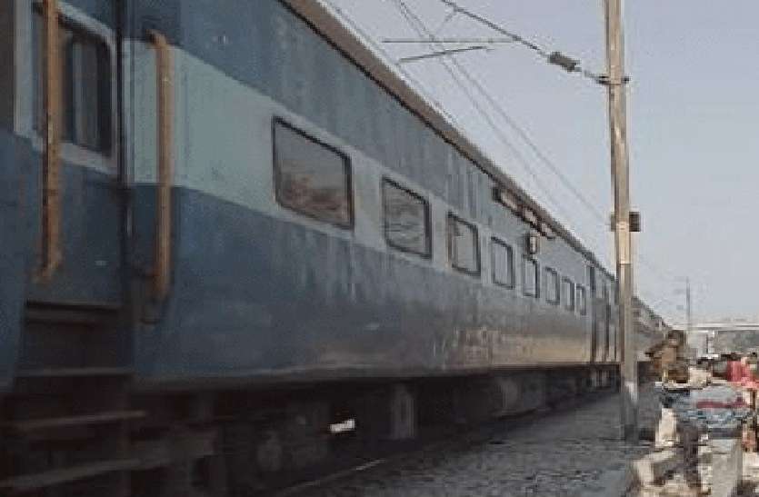 train accident in mp दुर्घटनाग्रस्त होते-होते बची नर्मदा एक्सप्रेस, सिग्रल तोड़कर आगे बढ़ी , मच गया हड़कंप
