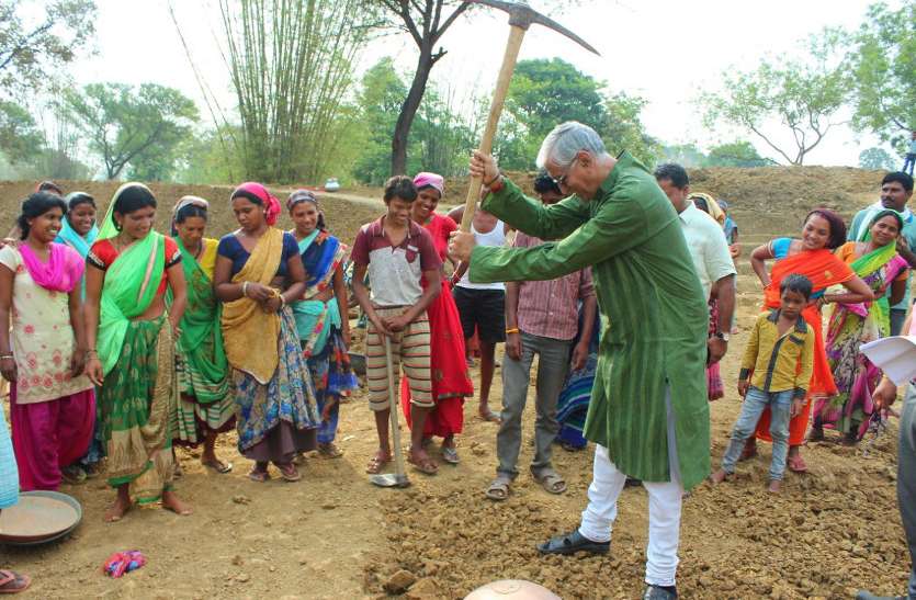 TS Singhdeo in field नेता प्रतिपक्ष ने जब खेत में चलाई गैंती तब समझ में आया महिला मजदूरों का दर्द, हाथों में पड़ गए छाले