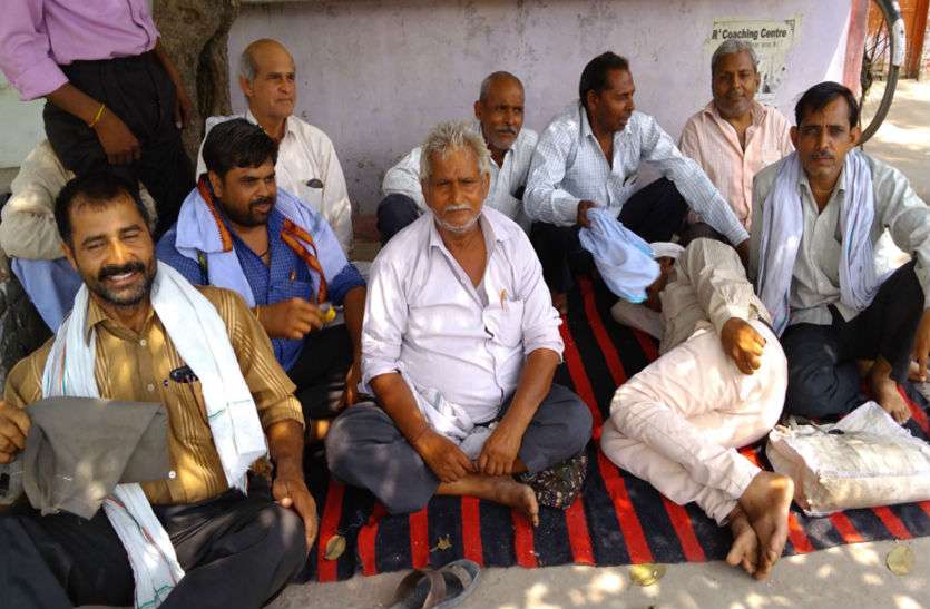 strike हडताल के दौरान डाककर्मी की हालत बिगड़ी