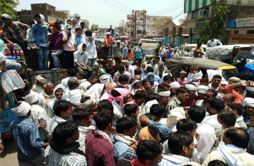 Farmers planted jam यहां चिलचिलाती धूप में और गर्म रोड पर बैठकर किसानों ने जताया विरोध, लगाया जाम