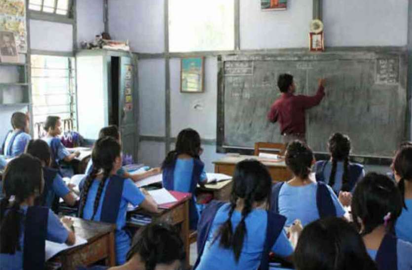 govt teachers picture अब स्कूलों के नोटिस बोर्ड पर लगेगी गुरुजी की फोटो, आया बड़ा आदेश