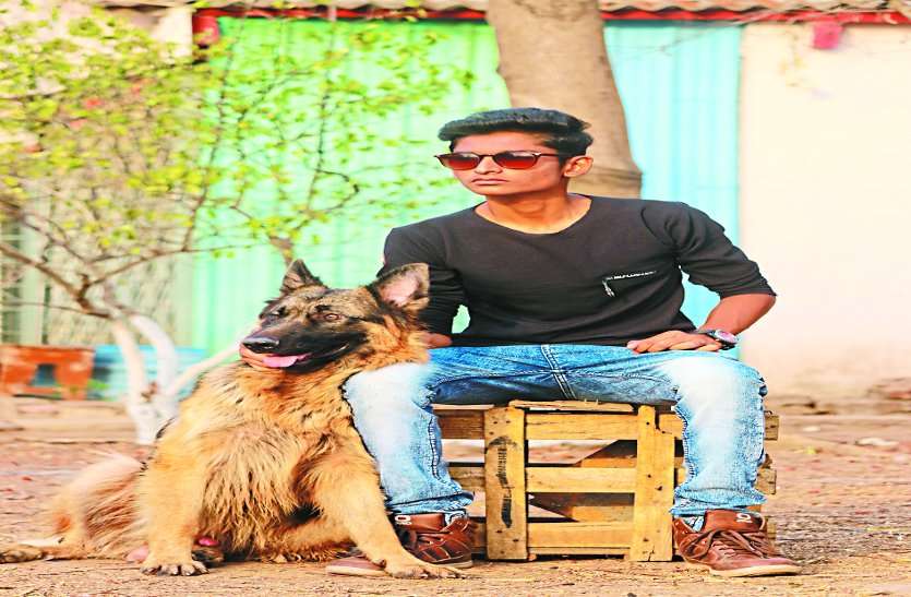 boy कोई स्टैंडअप कॉमेडी कर रहा है तो कोई टेक वर्ल्ड की जानकारी दे रहा