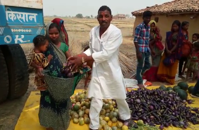 सूखे की मार झेल रहे ग्रामीमों की प्रधान ने ऐसे की मदद, हर ओर हो रही सराहना सूखे की मार झेल रहे ग्रामीणों की प्रधान ने ऐसे की मदद, हर ओर हो रही सराहना