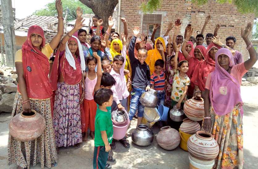 water crisis पेयजल किल्लत झेल रहे कस्बेवासीयों ने खाली बर्तन लेकर जलदाय विभाग के खिलाफ किया प्रदर्शन
