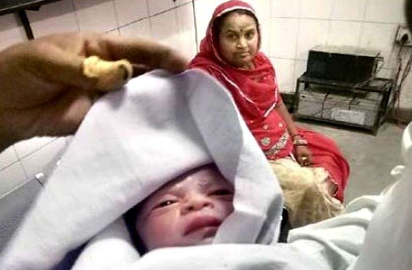 woman delivery in auto rickshaw in sikar राजस्थान में यहां महिला ने ऑटो में दिया बच्चे को जन्म, घर में आया बेटा तो परिवार में छाई खुशी