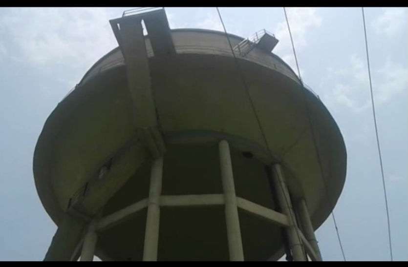 wine smuggler climbed on water Tank in Katrathal village sikar टंकी पर तस्करी के आरोपित की नौटंकी