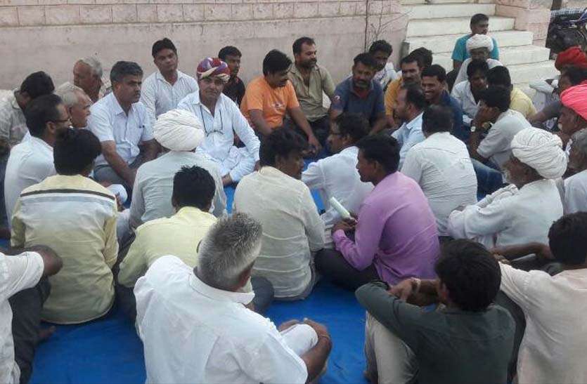 Deadbody found in the field बाइक में पेट्रोल भरवाने का कहकर निकला था घर से, दूसरेे दिन खेत में मिला युवक का शव