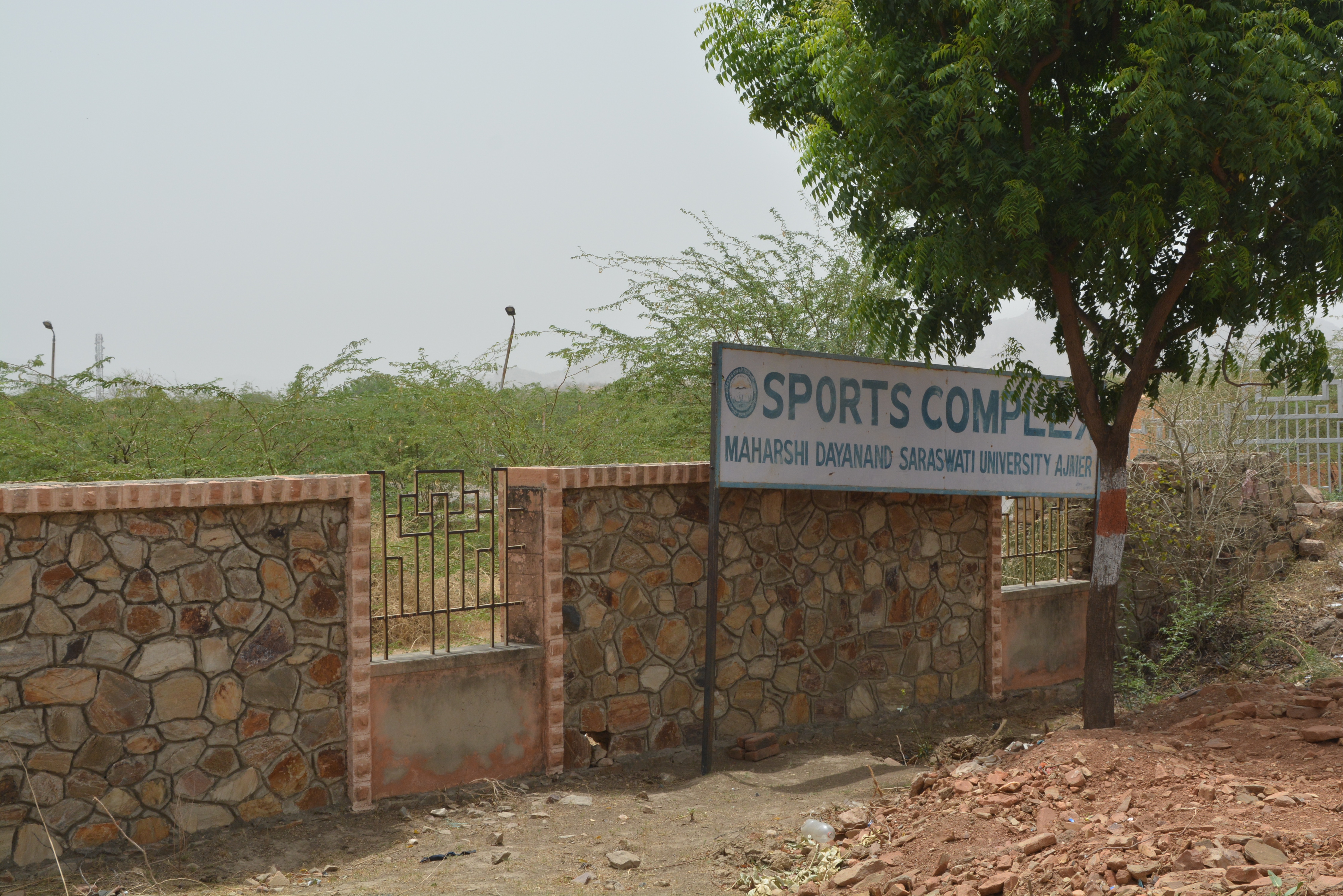 sports complex अजब-गजब..यहां टेनिस कोर्ट पर खेलते हैं क्रिकेट, एथेलेटिक्स ट्रेक पर हॉकी का मजा