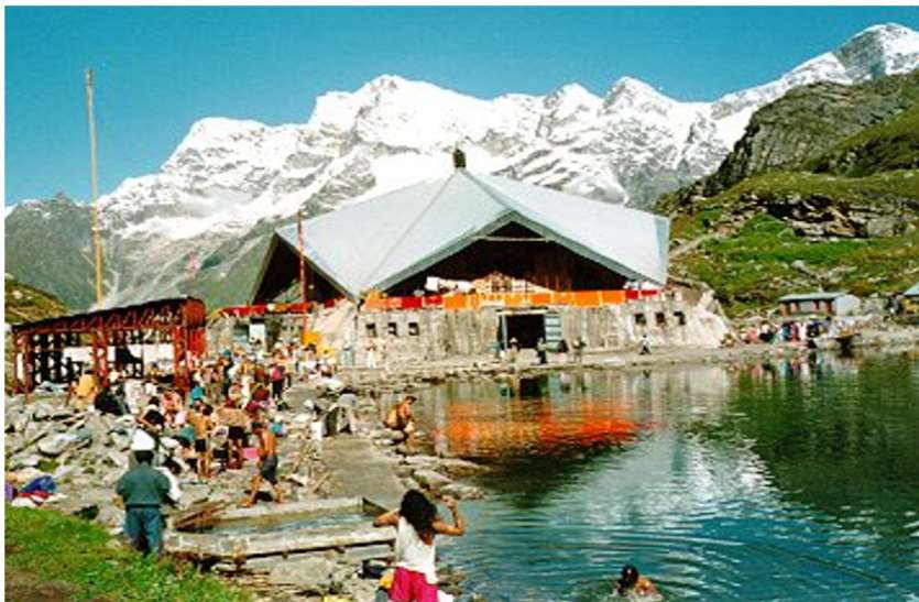 hemkund सिक्खों के पवित्र धाम हेमकुंड साहिब के कपाट खुले, जो बोले सो निहाल के जय घोष के साथ हेमकुंड साहिब की यात्रा शुरु