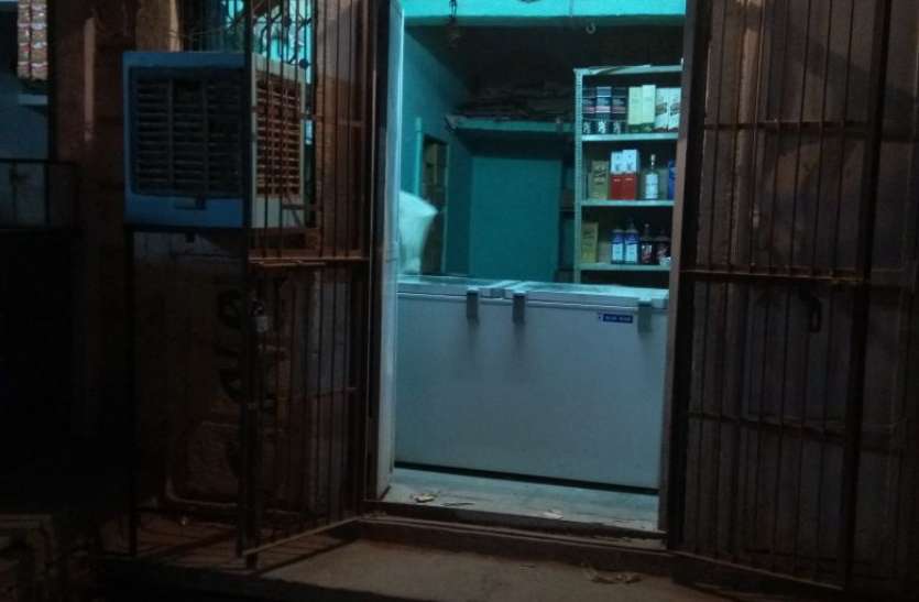 wine shop इस गांव में बालिका स्कूल के सामने रात आठ बजे बाद भी बिक रही शराब, भड़के ग्रामीण