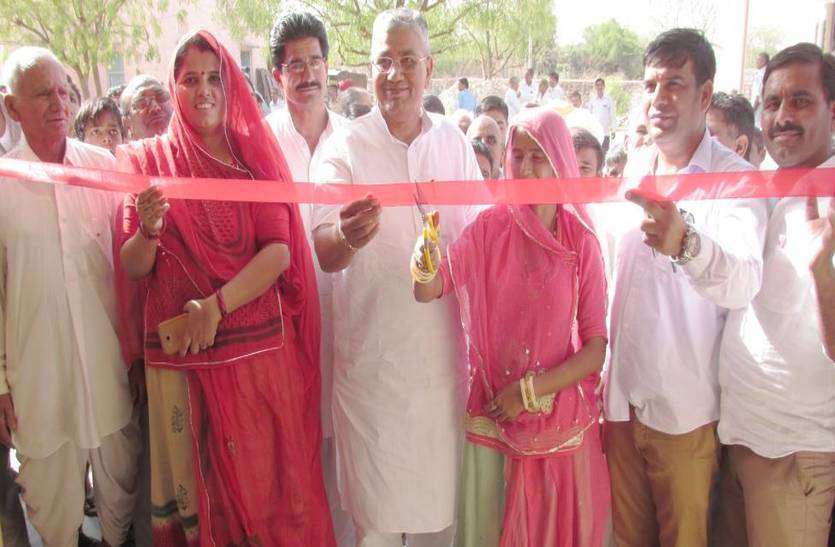 Inauguration ceremony मंत्री ने अधिकारी को ग्रामीणों के सामने किया खड़ा